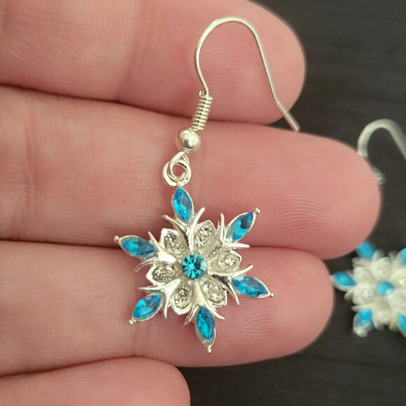 Blue crystal snowflake shaped  earrings - Picture 1 of 2